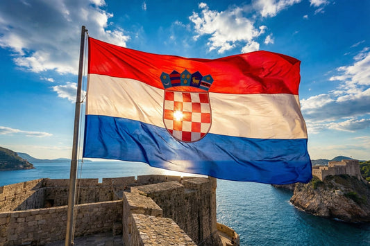 Hrvatska zastava na dalmatinskoj tvrđavi s pogledom na Jadran